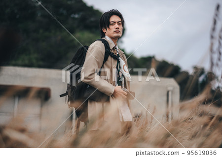 A man waiting for the camera in the meadow 95619036