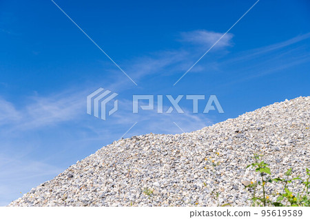 A mountain of stone 95619589