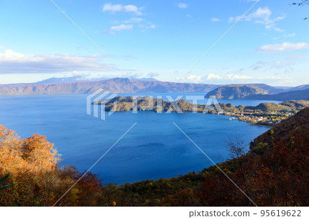 Lake Towada in the morning and autumn, the view from Kodakedai Lake Towada in the morning and autumn, the view from Kodakedai 95619622