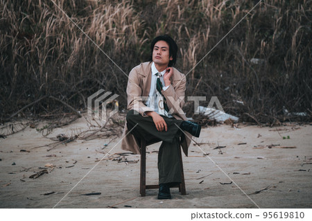 坐在椅子上擺姿勢的男人 坐在椅子上擺姿勢的男人 95619810