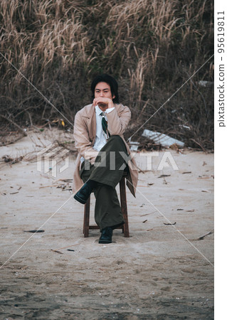 坐在椅子上擺姿勢的男人 坐在椅子上擺姿勢的男人 95619811