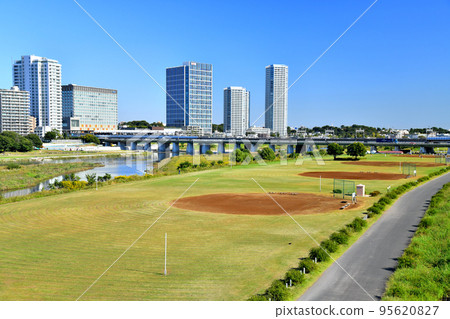 Shin-Futagobashi / Looking towards Futako-Tamagawa Station from the Tamagawa River (Setagaya-ku, Tokyo) [October 2022] 95620827
