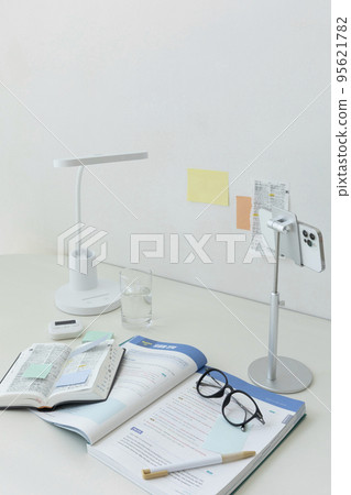 studying at home, study desk setup_studying dictionaries and workbooks 95621782