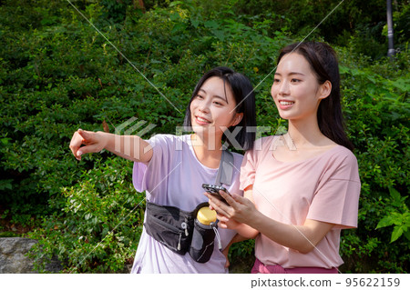 korean young women hiking and plogging_find directions using smartphone korean young women hiking and plogging_find directions using smartphone 95622159