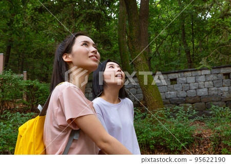 korean young women hiking and plogging_resting korean young women hiking and plogging_resting 95622190