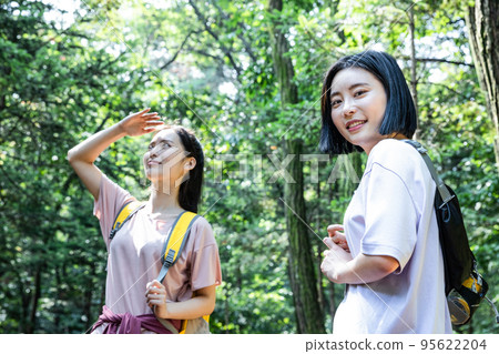 korean young women hiking and plogging_pointing to the sky 95622204
