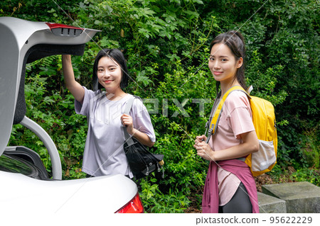 korean young women hiking and plogging_getting out of a car korean young women hiking and plogging_getting out of a car 95622229