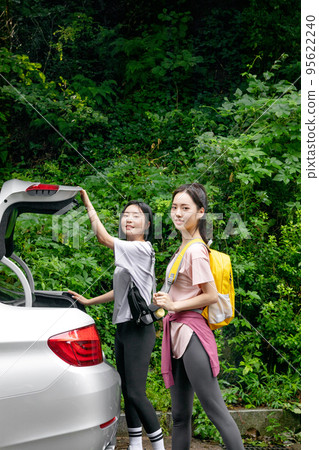 korean young women hiking and plogging_getting out of a car 95622240