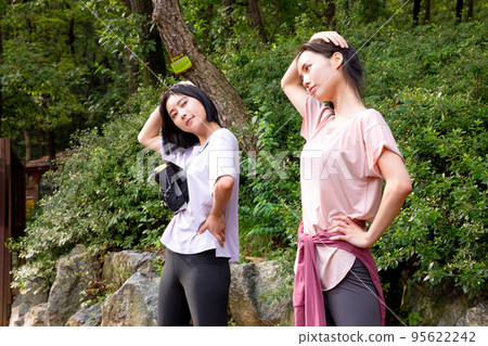korean young women hiking and plogging_stretch, warm up korean young women hiking and plogging_stretch, warm up 95622242