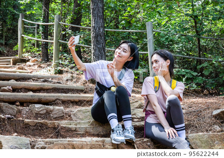 korean young women hiking and plogging_taking photo korean young women hiking and plogging_taking photo 95622244