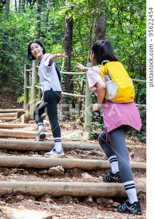 korean young women hiking and plogging_trekking mountain 95622454