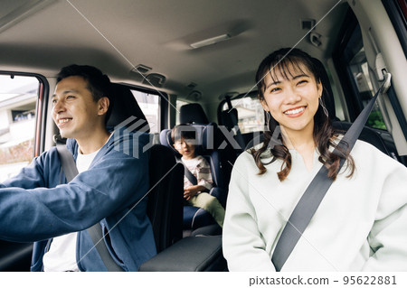 和男孩一起開車的家庭形象 95622881
