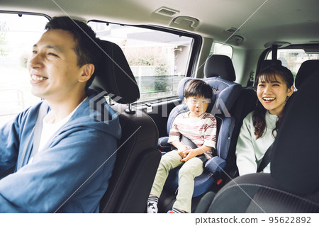 和男孩一起開車的家庭形象 95622892