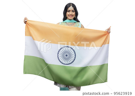 Woman holding the Indian flag 95623919