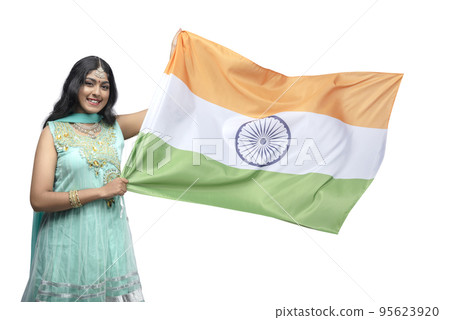 Woman holding the Indian flag 95623920