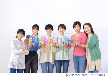 幾代女性在白色背景上排隊 幾代女性在白色背景上排隊 95624861