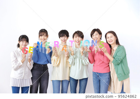 幾代女性在白色背景上排隊 幾代女性在白色背景上排隊 95624862