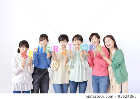 幾代女性在白色背景上排隊 幾代女性在白色背景上排隊 95624863
