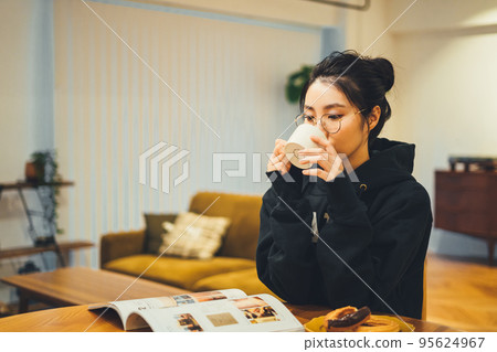 晚上在房間裡喝咖啡的女人 95624967