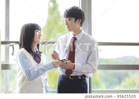 High school student couple 95625520