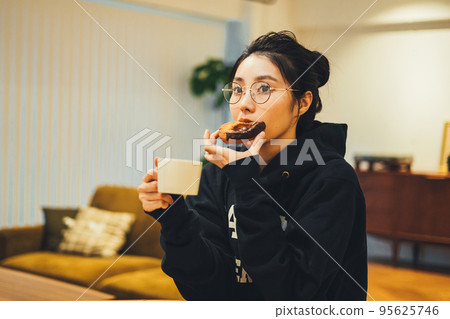 吃快餐的婦女 95625746