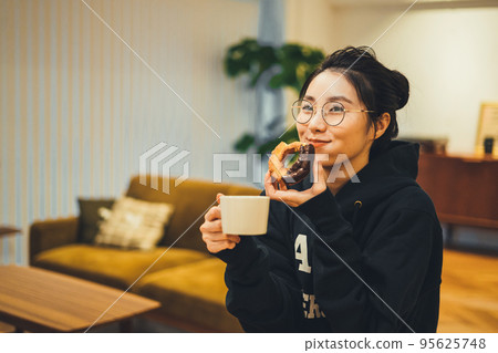 吃快餐的婦女 95625748