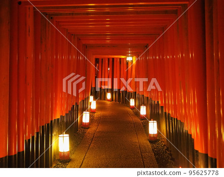 Fushimi Taisha Thousand Lanterns 95625778