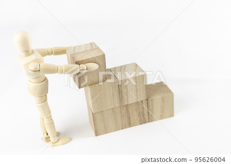 A drawing doll that stacks wooden blocks A drawing doll that stacks wooden blocks 95626004