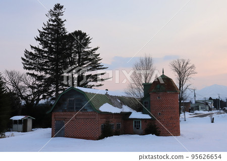 Scenery with farms in the Tokachi region of Hokkaido 95626654