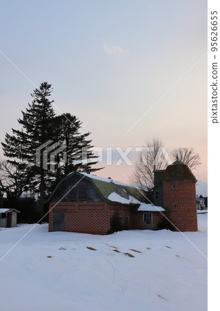 Scenery with farms in the Tokachi region of Hokkaido Scenery with farms in the Tokachi region of Hokkaido 95626655
