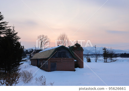 Scenery with farms in the Tokachi region of Hokkaido Scenery with farms in the Tokachi region of Hokkaido 95626661