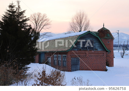 Scenery with farms in the Tokachi region of Hokkaido 95626758