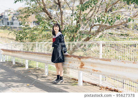 放學回家路上的女高中生 95627378