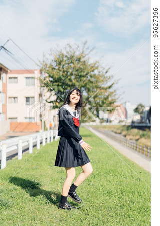 放學回家路上的女高中生 放學回家路上的女高中生 95627396