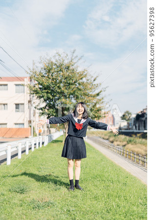放學回家路上的女高中生 放學回家路上的女高中生 95627398