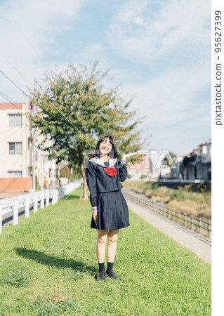 放學回家路上的女高中生 95627399