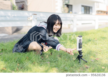 高中女生拍視頻 高中女生拍視頻 95628136