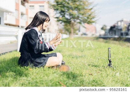 高中女生拍視頻 95628161