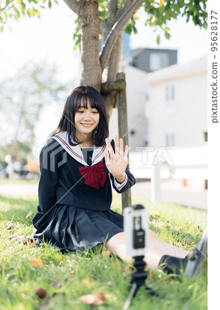 高中女生拍視頻 高中女生拍視頻 95628177
