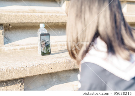 高中女生拍視頻 95628215