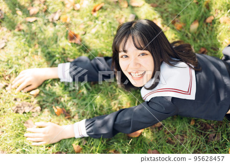 躺在草坪上的高中女生 躺在草坪上的高中女生 95628457