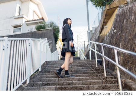 回家路上的女高中生 95628582