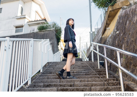 回家路上的女高中生 95628583