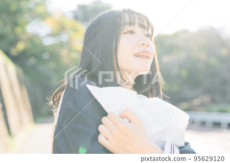 有禮物的學校女生 有禮物的學校女生 95629120