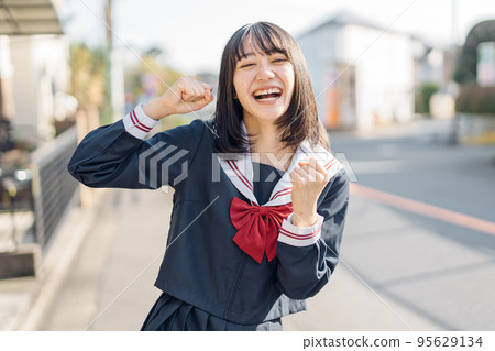 學校女孩帶著微笑 學校女孩帶著微笑 95629134