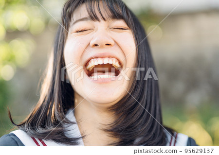 學校女孩帶著微笑 95629137