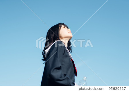 清爽的藍天和高中女生 清爽的藍天和高中女生 95629317