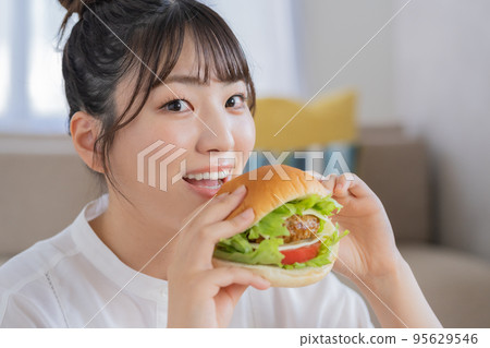 作弊日 年輕女子在垃圾食品前微笑 95629546