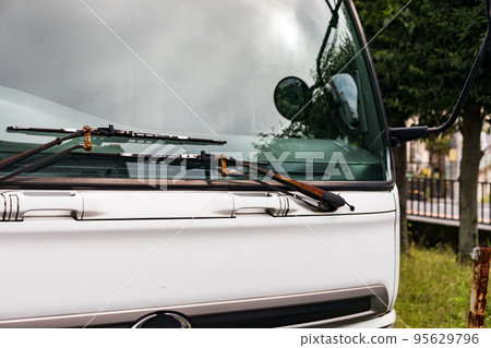 一輛重型卡車的生鏽的雨刮臂 一輛重型卡車的生鏽的雨刮臂 95629796