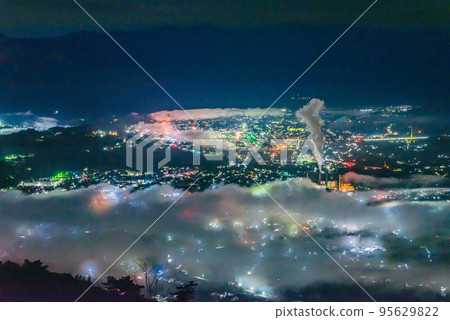 滾滾濃煙和雲海的工廠夜景 箕山公園展望台 95629822